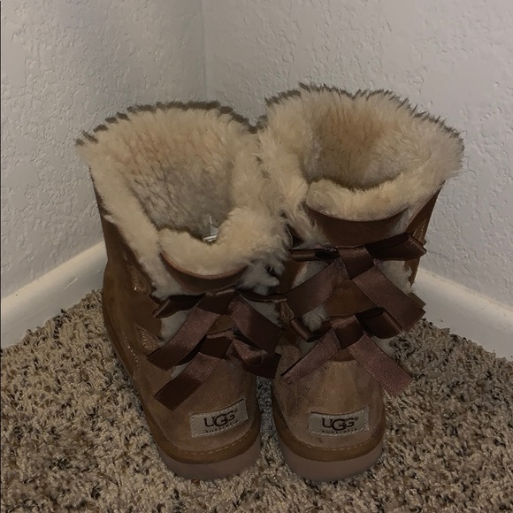 BAILEY BOW UGGS - Picture 1 of 2